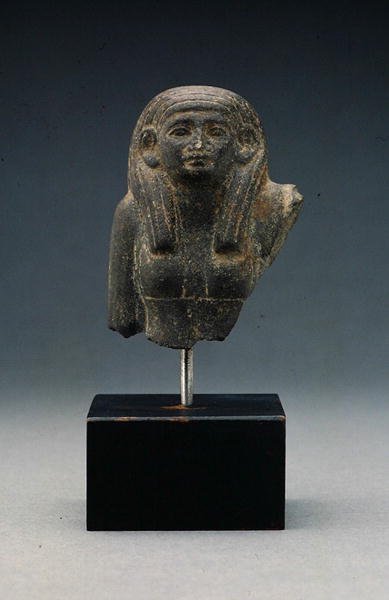 Kopf und Schultern einer Frau aus einer Gruppenstatue, wahrscheinlich eine Grabdyade, Mittleres Reich von Egyptian 12th Dynasty