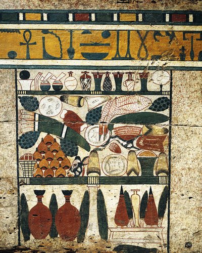 Verputzte, bemalte Holztafel Detail mit einem Haufen von Grabbeigaben, aus dem Sarkophag von Ibi von Egyptian 17th Dynasty