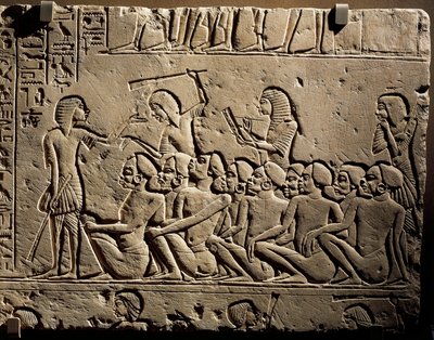 Eine Gruppe von Negroid-Gefangenen, umgeben von Wachen mit Keulen, während ein Schreiber einen Bericht erstellt, Relief aus dem Grab von Horemheb in Saqqara von Egyptian 18th Dynasty