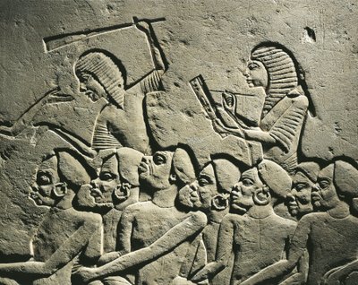 Eine Gruppe von Negroid-Gefangenen, umgeben von Wachen mit Keulen, während ein Schreiber einen Bericht erstellt. Relief aus dem Grab von Horemheb in Saqqara, Detail von Egyptian 18th Dynasty
