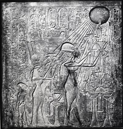 Echnaton (Amenhotep IV) ketzerischer Pharao, regierte ab ca. 150 v. Chr., hier mit Nofretete und ihren zwei Töchtern, die der Sonne Geschenke darbringen. Relief ursprünglich im Sonnentempel, Theben. Leinenkleidung von Egyptian 18th Dynasty