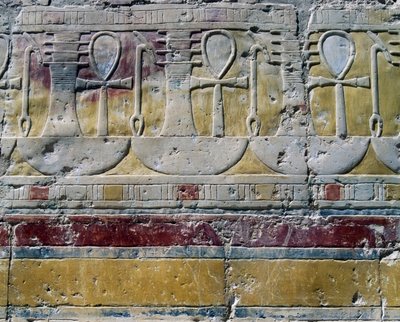 Ankh, Hieroglyphisches Zeichen des Lebens, Djed, säulenartiges Symbol, und Uas, Zeichen des Zepters, bemalte Reliefs, Kapelle der Hathor, Totentempel der Königin Hatschepsut, Deir el-Bahari, Theben, Ägyptische Zivilisation, Neues Reich, Dynastie XVIII von Egyptian 18th Dynasty