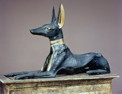 Anubis, ägyptischer Gott der Toten, von einer Truhe in Form eines Schreins, aus dem Grab von Tutanchamun (ca. 1370-52 v. Chr.) Neues Reich (Holz) von Egyptian 18th Dynasty