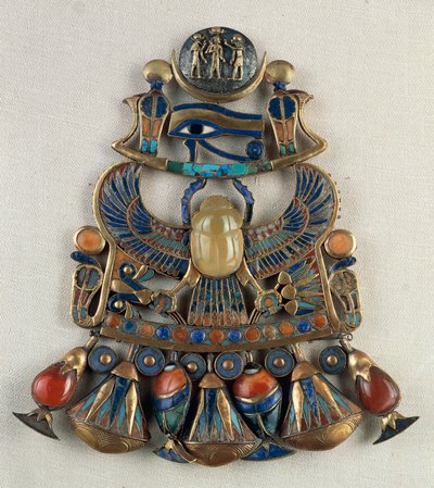 Brustplatte mit Sonnen- und Mondemblemen, aus dem Grab von Tutanchamun, Theben, Ägypten, Goldschmiedekunst, Ägyptische Zivilisation, Neues Reich, Dynastie XVIII von Egyptian 18th Dynasty