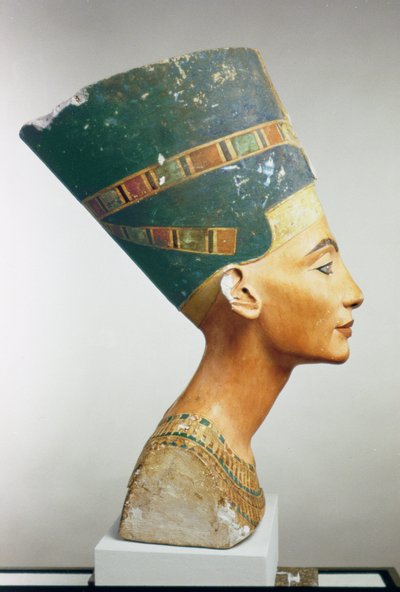 Büste der Königin Nofretete, Seitenansicht, aus dem Atelier von Thutmose in Tell el-Amarna von Egyptian 18th Dynasty