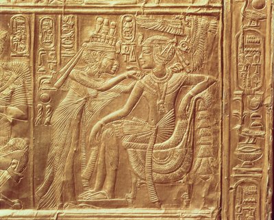 Detail vom kleinen Schrein des Tutanchamun, das die Königin zeigt, wie sie dem König eine Halskette anlegt, Neues Reich, ca. 1340 v. Chr. (vergoldet) von Egyptian 18th Dynasty