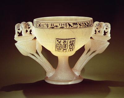Trinkbecher in Form einer halbgeöffneten Lotusblume, gefunden am Eingang zum Grab von Tutanchamun (ca. 1370-1352 v. Chr.) Neues Reich von Egyptian 18th Dynasty