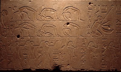 Ägyptische Antike: Detail eines gravierten Freskos, das Tänzer, Kontorsionisten und Musiker darstellt. Zeit der Königin Hatschepsut (18. Dynastie). Luxor, Ägyptisches Kunstmuseum von Egyptian 18th Dynasty