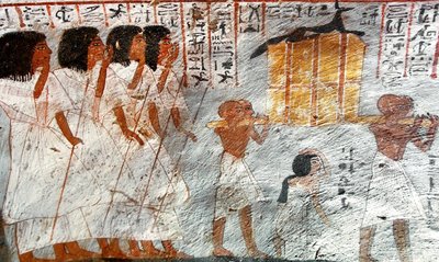 Ägyptische Antiquitäten: Prozession mit Trägern von Baldachin-Gefäßen, die verwendet wurden, um die Eingeweide des Verstorbenen zu sammeln. Gemälde aus dem Grab von Roy von Egyptian 18th Dynasty