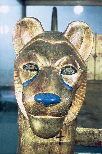 Bestattungsbettkopf in Form eines Löwen, aus dem Grab von Tutanchamun (ca. 1370-1352 v. Chr.) Neues Reich (stuckiertes & vergoldetes Holz) von Egyptian 18th Dynasty