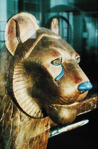 Grabkopfteile in Form eines Löwen, aus dem Grab von Tutanchamun von Egyptian 18th Dynasty