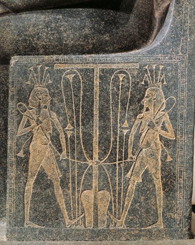 Granit-Skulpturengruppe mit Horemheb, der Gott Atum Opfer darbringt, Detail des Thrones von Atum mit Seth und Horus von Egyptian 18th Dynasty