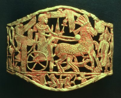 Durchbrochene Platte oder Schnalle, die die triumphale Rückkehr des Königs mit Gefangenen zeigt, aus dem Grab von Tutanchamun (ca. 1370-52 v. Chr.) Neues Reich (Gold) von Egyptian 18th Dynasty
