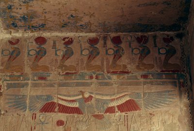 Bemalte Wand mit Sonnenscheibe, Uraeus und Geier von Oberägypten, Totentempel von Hatschepsut, Deir el-Bahari, Thebanische Nekropole (UNESCO-Welterbeliste) von Egyptian 18th Dynasty