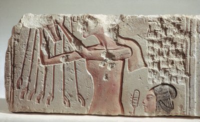 Relief, das Akenhaten und seine Tochter zeigt, die dem Aten Opfer darbringen, Neues Reich, ca. 1352-1336 v. Chr. (Kalkstein) von Egyptian 18th Dynasty