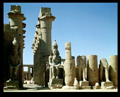 Kolossalstatuen von Ramses II. (ca. 1279-1213 v. Chr.) und das Pylon von Amenophis III. (1403-1365 v. Chr.), im Peristylhof von Egyptian 19th Dynasty