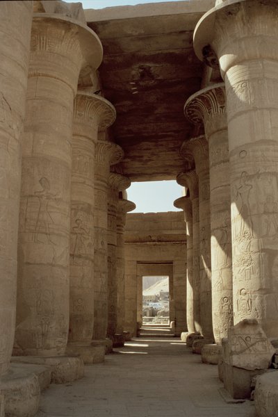 Säulen mit Papyrusschäften und Lotuskapitellen in der Großen Hypostylhalle, Neues Reich von Egyptian 19th Dynasty