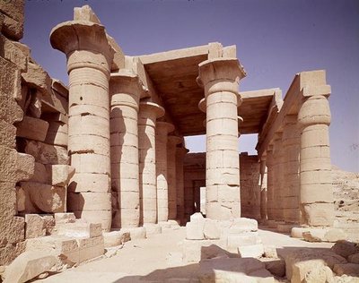Säulen mit Papyrusschäften und Lotuskapitellen in der Großen Hypostylhalle, Neues Reich von Egyptian 19th Dynasty