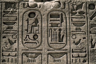 Ägyptische Antiquität: Relief des Tempels von Ramses II. 1271-1256 v. Chr., Abu Simbel, Assuan, Ägypten von Egyptian 19th Dynasty
