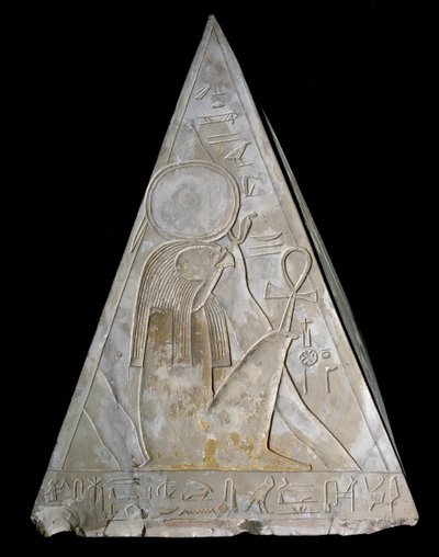 Ägyptische Antiquität: Pyramidenspitze der Kapelle von Ramose, dekoriert mit der Darstellung von Re-Atum. 19. Dynastie. Deir el-Medineh. Turin, Ägyptisches Museum von Egyptian 19th Dynasty