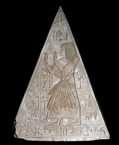 Ägyptische Antiquität: Pyramidenspitze der Kapelle von Ramose, dekoriert mit der Darstellung von Ra-Harachte von Egyptian 19th Dynasty