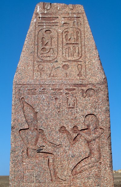 Obelisk mit Reliefs und Inschriften von Ramses II., Großer Tempel des Amun, Tanis, Ägypten, ägyptische Zivilisation, Neues Reich, 19. Dynastie von Egyptian 19th Dynasty