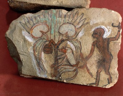 Ostrakon, das einen Affen zeigt, der Datteln pflückt, beobachtet von einem jungen Mann aus Ägypten, West-Theben, Deir el-Medina von Egyptian 19th Dynasty