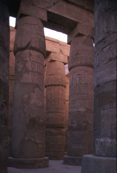 Papyrussäulen mit Knospenkapitellen in der Hypostylhalle des Tempels von Amun, Neues Königreich von Egyptian 19th Dynasty