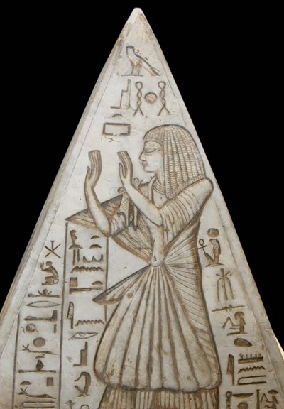 Pyramidion aus Kalkstein, das an der Spitze der Grabkapellen in den Pyramiden platziert ist. Es gibt gravierte Szenen, die den Sonnenzyklus und die Anbetung der Sonne durch den Verstorbenen darstellen. Es stammt aus Deir el-Medina von Egyptian 19th Dynasty