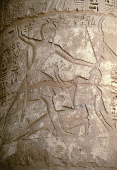 Ramses hält seine asiatischen Feinde an den Haaren, während er sich darauf vorbereitet, sie zu töten, Relief, Tempel von Sethos I., Kanais, Ägypten, ägyptische Zivilisation, Neues Reich, Dynastie XIX (Foto) von Egyptian 19th Dynasty