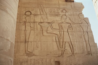 Relief, das die löwenköpfige Göttin Mut zeigt, die Ramses II. einem thronenden Amun präsentiert, der ihm ein Ankh gibt, aus der Großen Hypostylhalle, Neues Reich von Egyptian 19th Dynasty