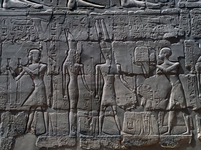 Szenen der Opfergaben an die Götter, Relief, Innenwände der Großen Hypostylhalle, Karnak-Tempelkomplex (Unesco-Welterbeliste) von Egyptian 19th Dynasty