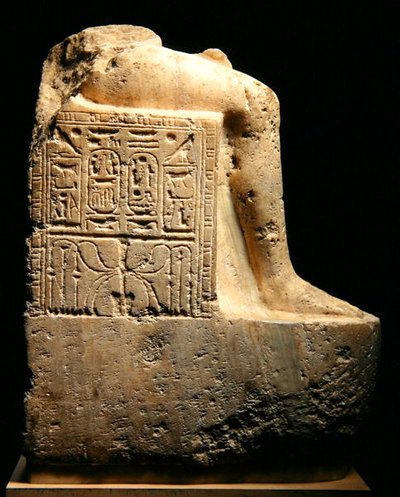 Seitenansicht eines Fragments einer Statue von Ramses II. (1279-13) und Gemahlin, Neues Reich (Alabaster) von Egyptian 19th Dynasty