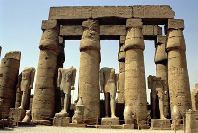 Statuen von Ramses II. (1298-32 v. Chr.) und Papyrussäulen im Peristylhof, Neues Reich, ca. 1297-1185 v. Chr. von Egyptian 19th Dynasty