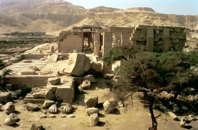 Ansicht von der Spitze des ersten Pylons, die den gefallenen Koloss von Ramses II. (1279-1213 v. Chr.) im ersten Hof zeigt, Neues Reich von Egyptian 19th Dynasty