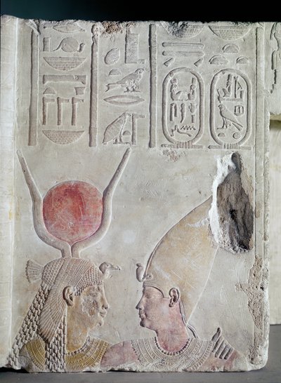 Nektanebos II (360-343 v. Chr.) wird von der Göttin Isis umarmt, Fragment von einer Tür, Spätzeit, ca. 358-341 v. Chr. von Egyptian 30th Dynasty