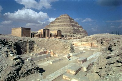 Komplex von Djoser einschließlich der Stufenpyramide und des Eingangs zum Gehege, Ägyptisch, Altes Reich von Egyptian 3rd Dynasty