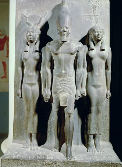 Triade von Menkaure (Mykerinos) mit der Göttin Hathor und der Göttin des Aphroditopolis-Nome, aus dem Taltempel der Pyramide von Menkaure in Gizeh, Altes Reich, ca. 2529 v. Chr. von Egyptian 4th Dynasty