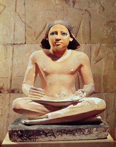 Schreiber im Schneidersitz mit einer Papyrusrolle, aus Saqqara, Altes Reich ca. 2475 v. Chr. von Egyptian 5th Dynasty