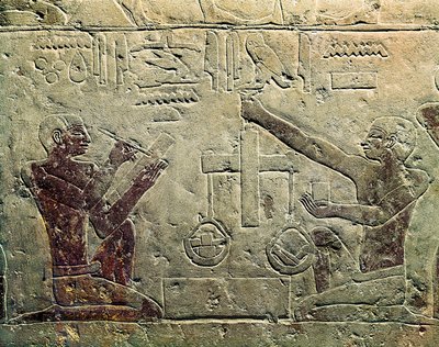 Basrelief, das einen Händler und einen Kunden darstellt: eine der Figuren benutzt eine Waage, während die andere Notizen macht, ca. 2465-2323 v. Chr. von Egyptian 6th Dynasty