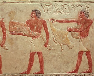 Relief, das Diener darstellt, die ein Rinderkeule und eine Ente tragen, aus dem Grab der Prinzessin Idut, Altes Reich, ca. 2330 v. Chr. von Egyptian 6th Dynasty