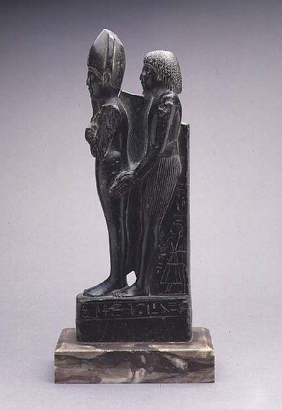 Gruppe eines Mannes, der eine Darstellung von Osiris präsentiert von Egyptian Egyptian