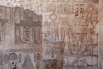 Herrscher von Oberägypten bringt ein Opfer dar an Ra und Knoum, Tempel von Horus, Edfu von Egyptian Egyptian