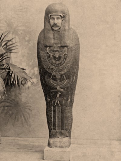 Erzherzog Franz Ferdinand von Österreich posiert als Mumie in Kairo von Egyptian Photographer