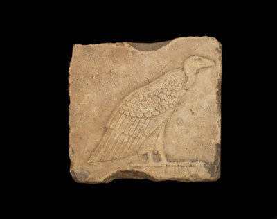 Ein Block mit einem stehenden Geier auf einer Seite und einer Eule auf der anderen Seite, beide im Flachrelief von Egyptian Ptolemaic Period