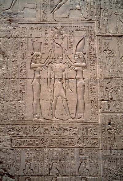 Ägyptische Antiquität: Flachrelief, das die Krönung von König Ptolemaios IV. darstellt. Tempel von Horus, Edfu, Ägypten von Egyptian Ptolemaic Period