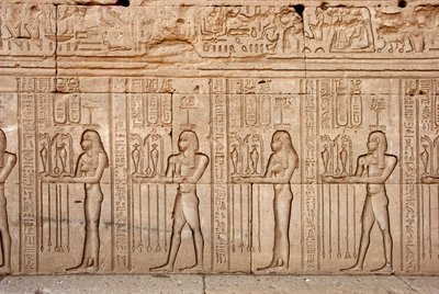 Ägyptische Antiquität: Opfergaben und Tributen an die Göttin, Hathor-Tempel, Denderah, Ägypten von Egyptian Ptolemaic Period