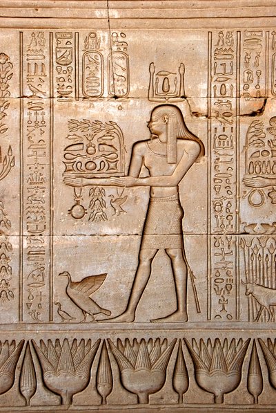 Ägyptische Antike: Darstellung eines Mannes, der der Göttin Opfergaben bringt, Hathor-Tempel, Denderah, Ägypten von Egyptian Ptolemaic Period