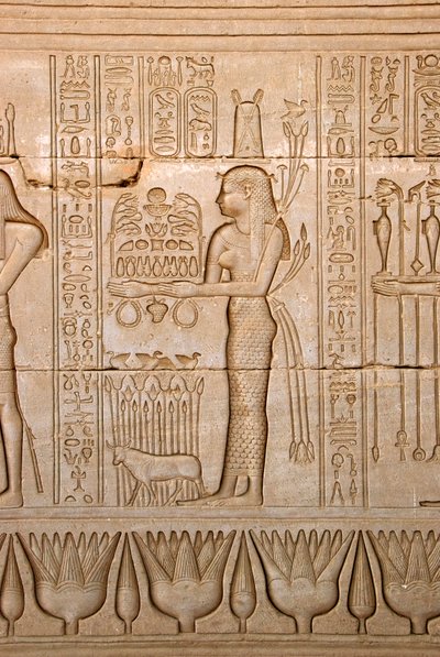 Ägyptische Antike: Darstellung einer Frau, die der Göttin Opfergaben bringt, Tempel der Hathor, Denderah, Ägypten von Egyptian Ptolemaic Period