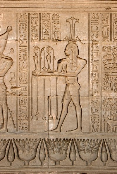 Ägyptische Antike: Darstellung des Gottes des Nils, Hapy, und Hieroglyphen, Tempel der Hathor, Denderah, Ägypten von Egyptian Ptolemaic Period
